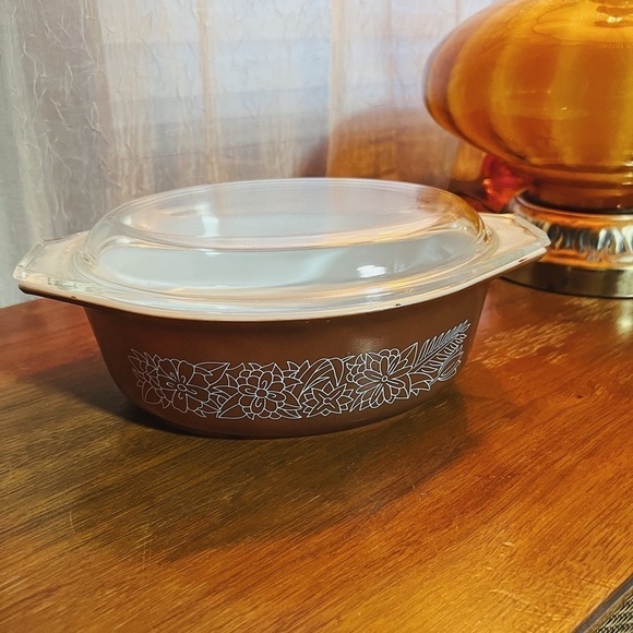 Vintage Pyrex Woodland Brown Covered Casserole Dish | 1.5 qt Retro Cookware - Picture 2 of 4